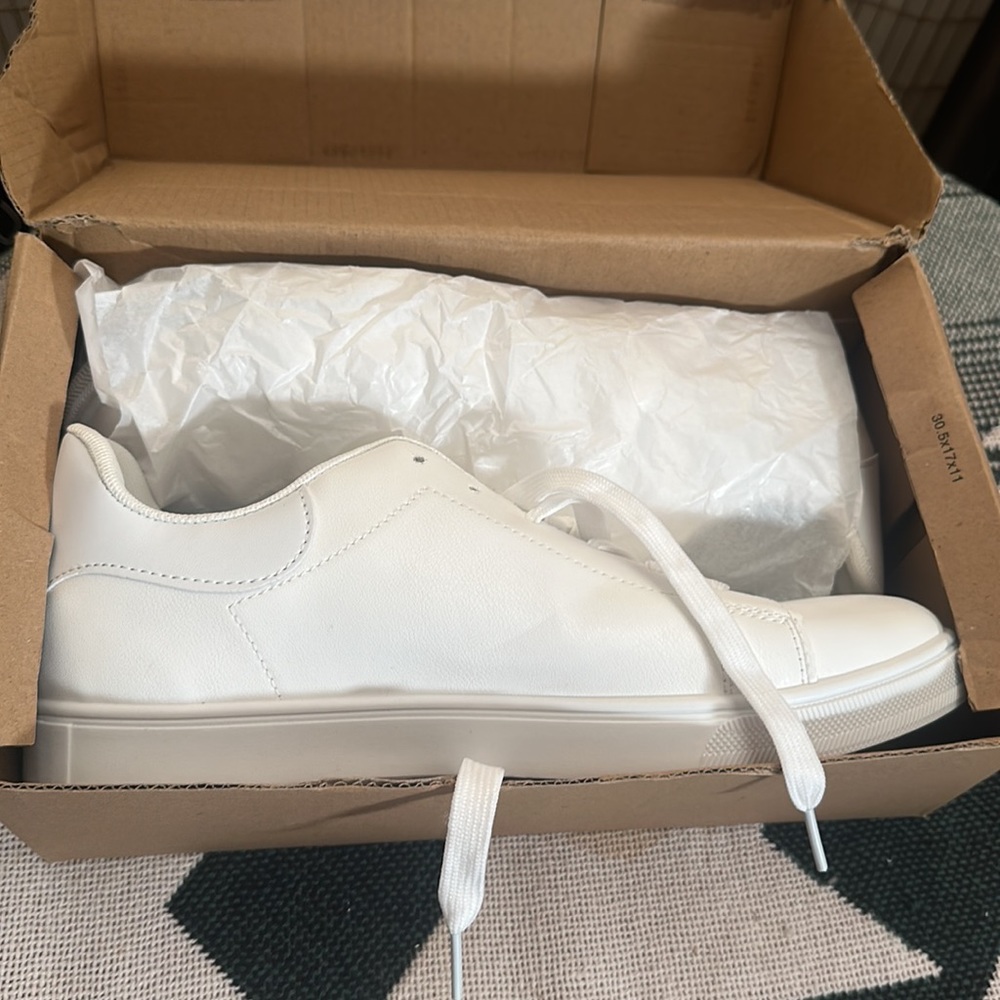 Men’s white stitch detail lace up front skater shoes. US size 11 1/2.